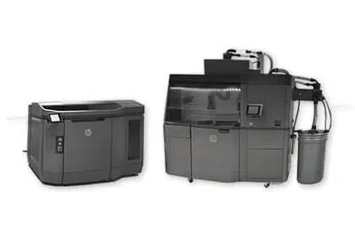 Produktdesign bei HK.SYSTEMS: So wird aus Deiner Idee ein echtes IoT-Produkt 3 "Ein stilvolles Rechteck aus Leder und Metall, das Reisegepäck, Taschen, Kamerazubehör und Modeaccessoires zeigt."