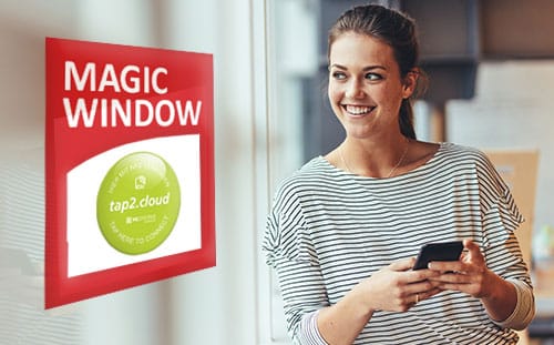 Frau mit Smartphone vor rotem tap2.cloud Magic Window Display